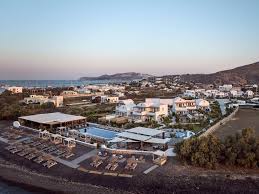 Sea Breeze Santorini: Strandresort i Perivolos